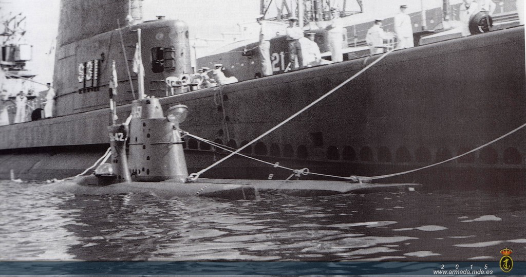 Los submarinos de asalto SA-42 y SA-51 abarloados al S-31 en Barcelona, durante la Semana Naval de 1966.